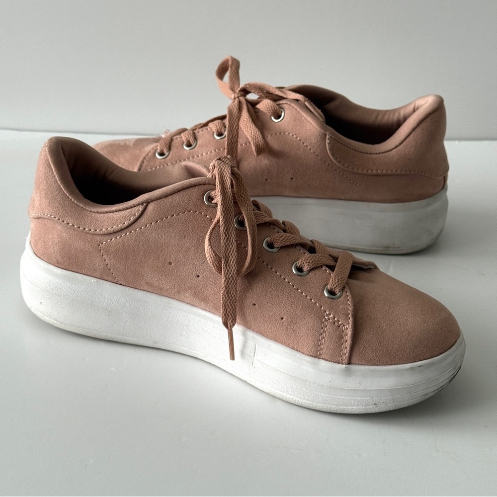 Arizona Jean Co. Faux Suede Platform Sneakers in a Blush Pink Size 8.5M